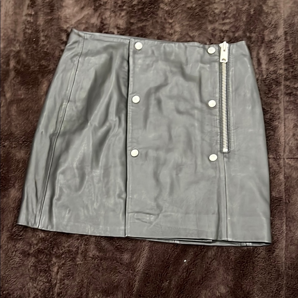 Chic Black Leather Mini Skirt with Zipper Detail